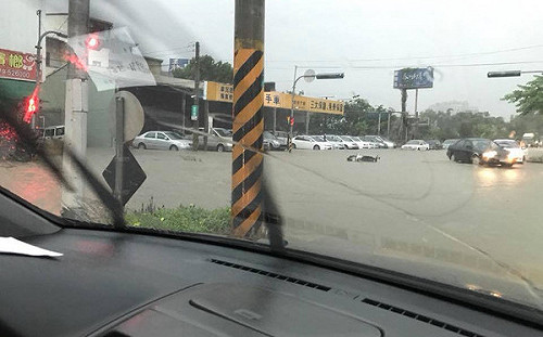 台中豐原強降雨水淹機車　原因竟是廠商未開閘門排洪