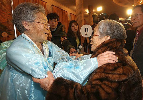 戰亂分離70年 南北韓離散家庭淚水中團聚