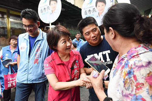 回省議會娘家掃街 盧秀燕：霧峰要改變就投給我