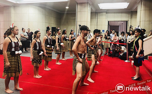 部落交流！毛利族學生賣力在政院舞唱 Kolas感動落淚（影）