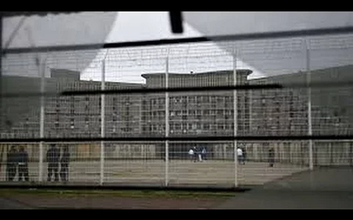 違規夾帶手機！被關還在發文自拍  法監獄一年搜出4萬支