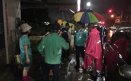 豪雨襲高雄 逾晚上十點陳其邁還在美濃湖關心雨災