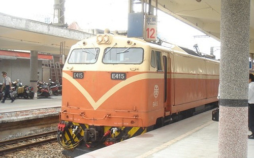 豪雨釀災  台鐵自強號嘉義以南傍晚前全數停駛