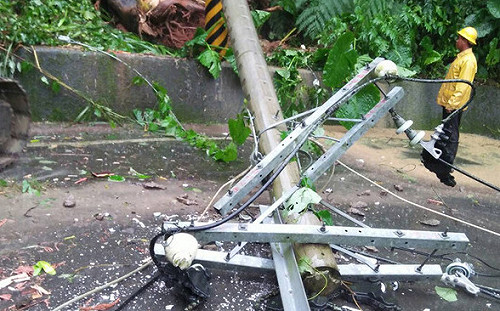 暴雨襲台！阿里山森鐵停駛、遊樂區25日持續休園
