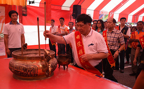 南投受天宮中元普渡  副縣長陳正昇擔任主祭官祈求平安