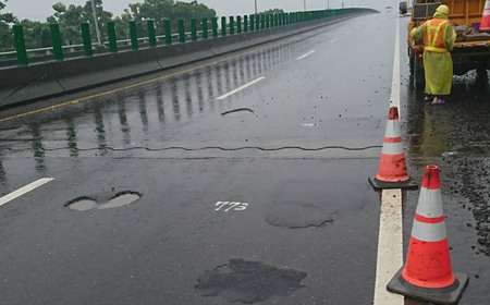 台南超大豪雨  東西向快速道路遍體鱗傷
