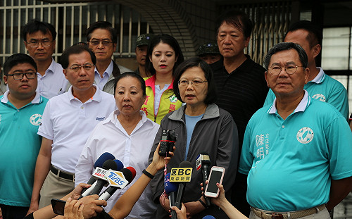 小英南下嘉義視察  強調中央將全力支持救災