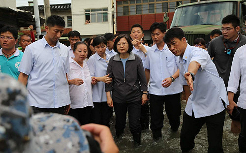 蔡英文視察嘉義縣災情  災民嗆要大排、抽水站