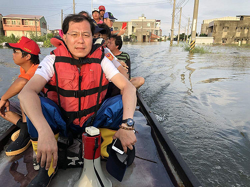 嘉義縣副縣長吳芳銘東石勘災  協助災民撤離、安置