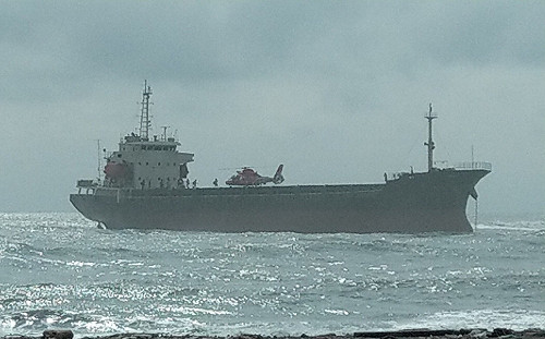 高雄外海擱淺船隻 安利669輪14名船員全數撤離(影)