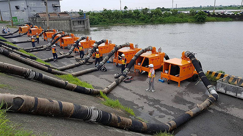 豪雨衝擊南台灣！台中陸續支援大型抽水機救災