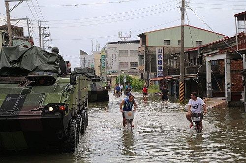 蔡英文視察嘉義國軍  提到裝甲車載2歲小女生就醫
