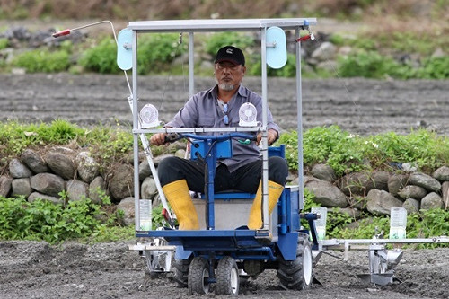 農業界的特斯拉！太陽能乘坐式播種機讓播種更省時
