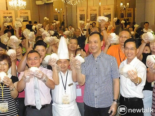 新北熱鬧頒發「好市金讚獎」 朱立倫率百人虎咬豬