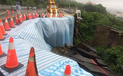 壽山橋面崩塌泥流沖刷   高市撤離山下居民