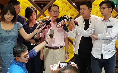 柯P酸「跟娃娃機有仇」！丁守中怒批：裝可愛