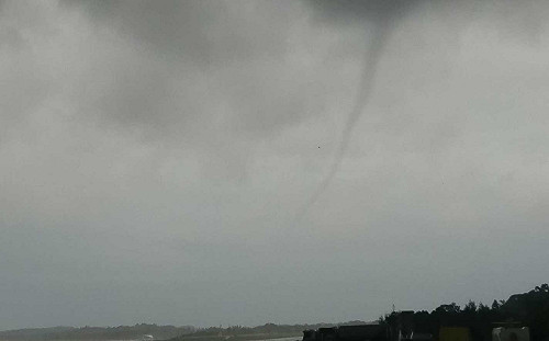 奇景！金門古崗外海出現「水龍捲」