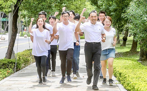 「用跑的」登記參選 侯友宜:讓新北市跑起來  