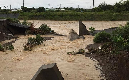 連日大雨屏東瓠仔園橋河堤被掏空！今清晨搶修通行