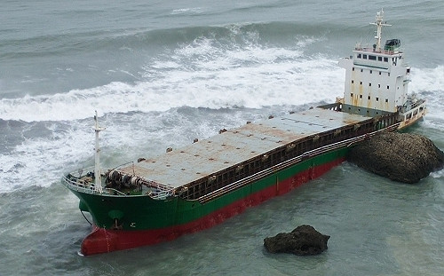 高雄港擱淺5貨輪  今日終展開抽油作業