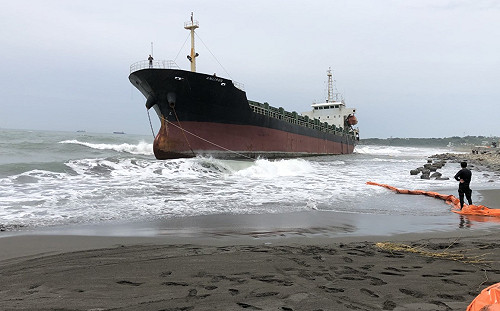 高雄港擱淺船隻油汙抽取！有明顯進展