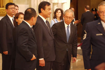 致敬馬侃 蘇嘉全於美國國會鞠躬致意