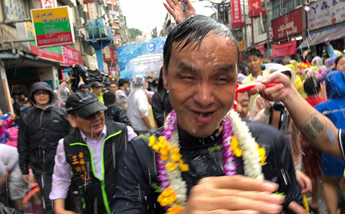 首屆「失敗新聞攝影大賞」 朱立倫「濕背秀」奪冠