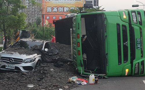 疑閃闖紅燈機車 砂石車翻覆廢土瞬埋百萬賓士