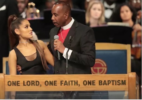 亞莉安娜喪禮獻唱疑遭鹹豬手 主教道歉