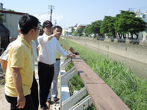 陳其邁再訪淹水區 爭取泡水汽機車補助