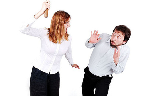 好大醋勁! 前男友女子簡訊多 女刺他又刺車被捕