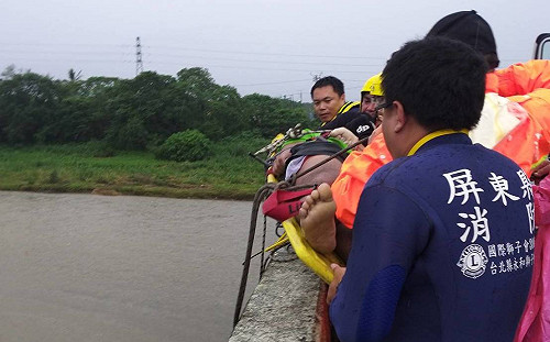 屏東驚傳釣魚遭雷擊 1男子無生命跡象送醫急救 (影)