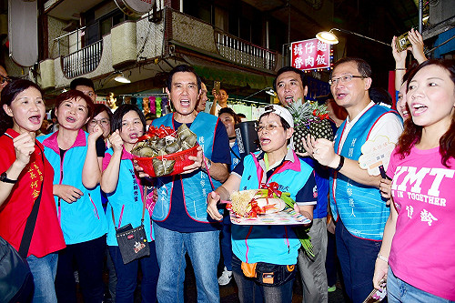 馬英九三訪桃園  拜票大湳市場力挺陳學聖