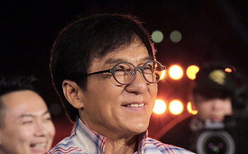 央視《開學第一課》邀成龍 家長：是來教吸毒的嗎