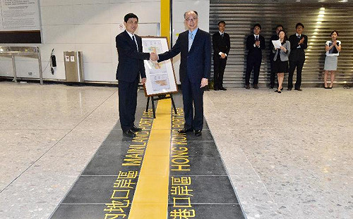 香港高鐵一地兩檢半夜快閃交接  挨批鬼祟