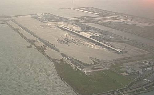 水淹日本關西機場封閉 800航班取消160萬戶停電