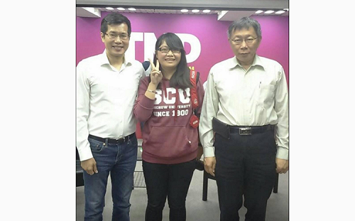 被質疑假柯粉？落淚青年秀與柯合照「喜歡不該只有無腦護航」