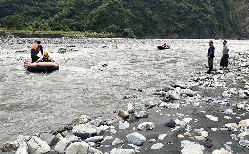 河流湍急  高雄情人谷疑婦人被沖走