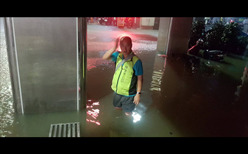 基隆強降雨  義一路水淹膝蓋