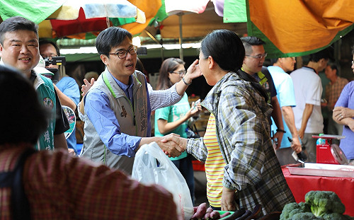 陳其邁掃街拜票  要讓鹽埕風華再現 