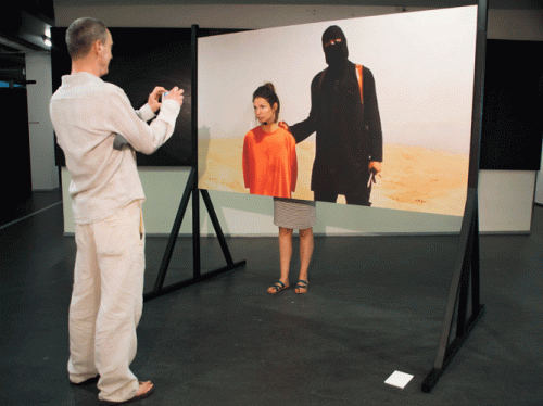 讓觀眾體驗聖戰士斬首滋味  荷蘭藝術展惹議