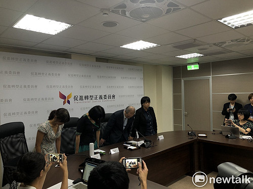 促轉會東廠爭議 黃煌雄三度鞠躬道歉