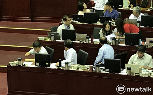 海洋熊讚誰設計？官員一度答不出來  議事中斷5分鐘