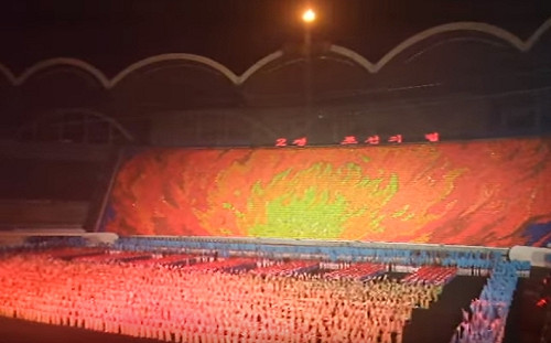 北韓再現萬人排字秀 遊客讚 :「給神看的戲碼」