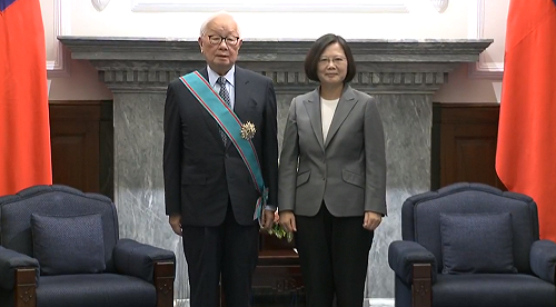 張忠謀接APEC特使？今獲總統頒卿雲勳章