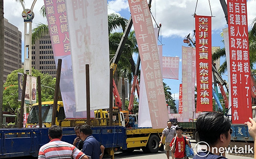 老車自救會抬棺到政院抗議 要求退回空污惡法