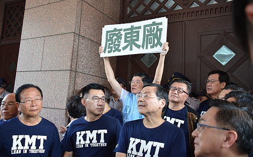 讀者投書》瘋狂的Cosplay秀！赴行政院踢館的國民黨立委鬧笑話