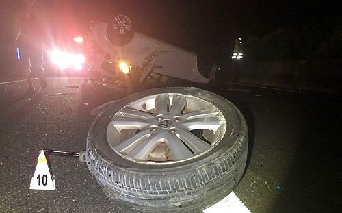 自小客翻覆2人被拋出 男女命喪國道