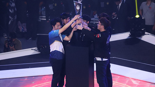 《英雄聯盟》六連冠！閃電狼奪夏季賽冠軍