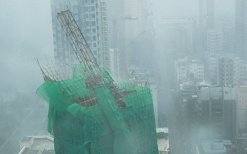 山竹來勢洶洶   香港工地鷹架倒塌